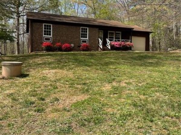 1055 Brookridge Drive, Walnut Cove, NC 27052