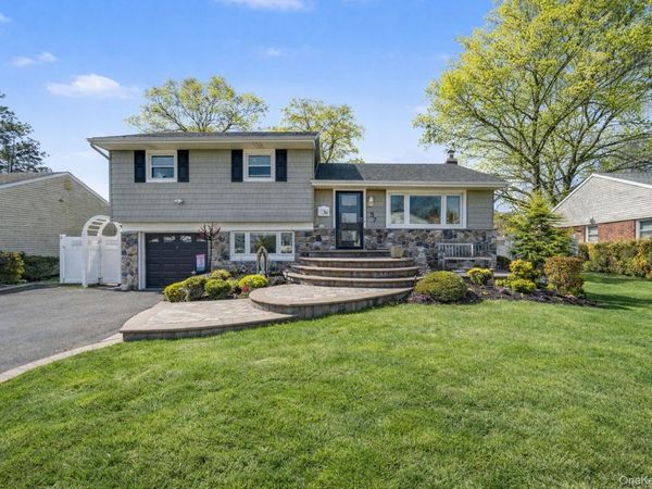 57 Richfield Street , Plainview, NY 11803