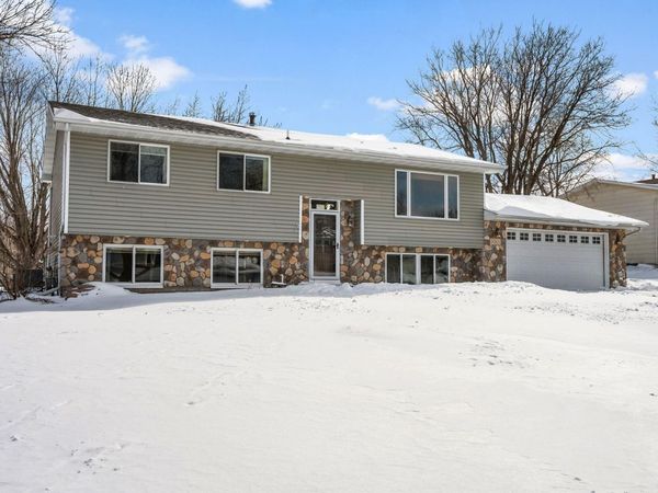 1061 Hillcrest Drive, Woodbury, MN 55125