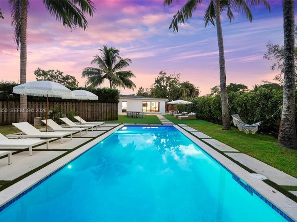 995 NE 107th St, Miami, FL 33161