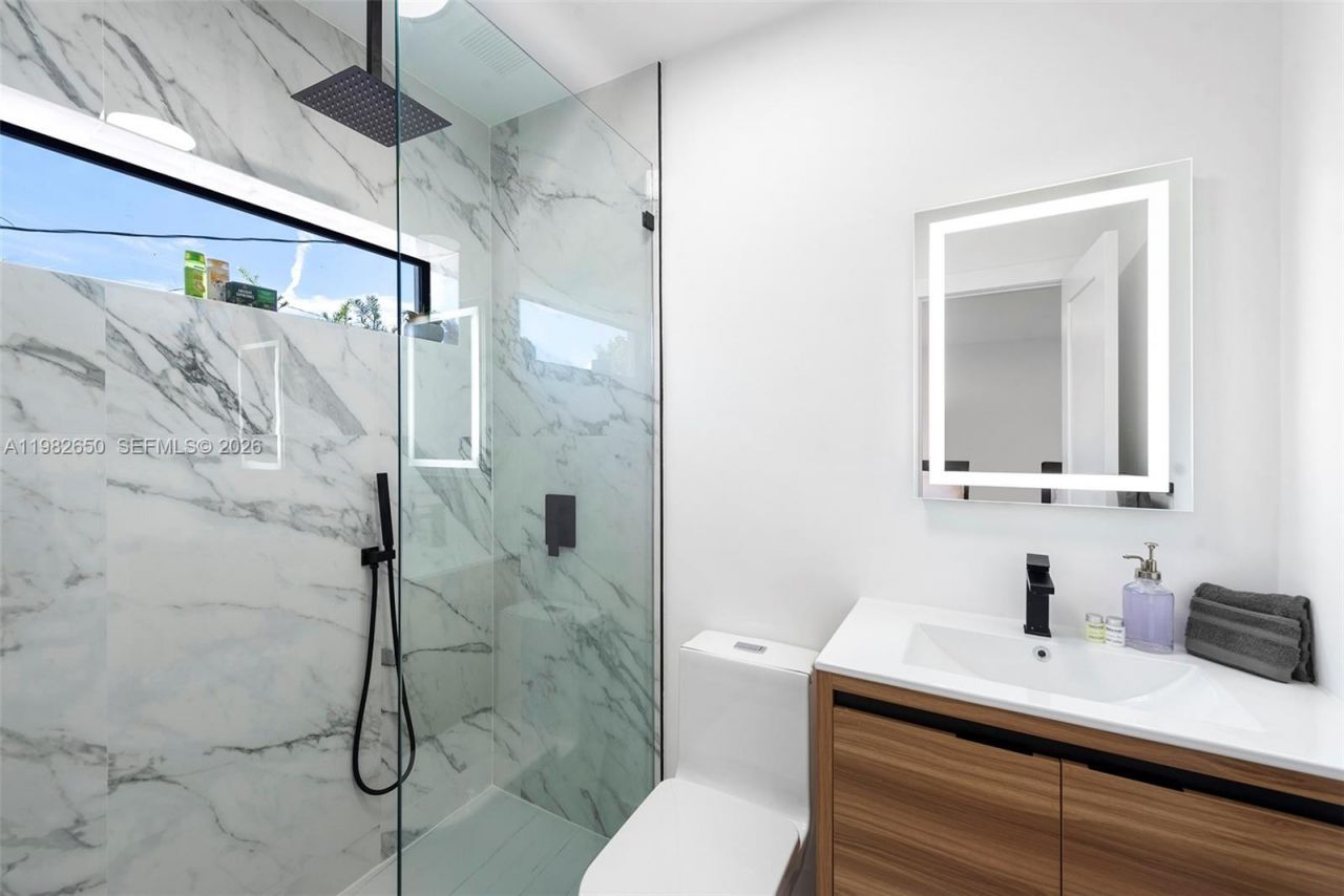 995 NE 107th St, Miami, FL 33161 Photo