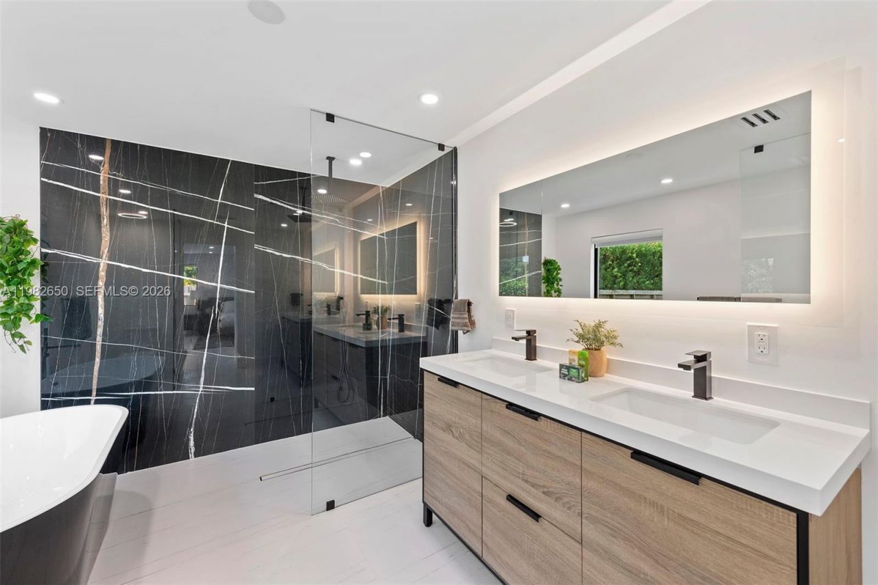 995 NE 107th St, Miami, FL 33161 Photo