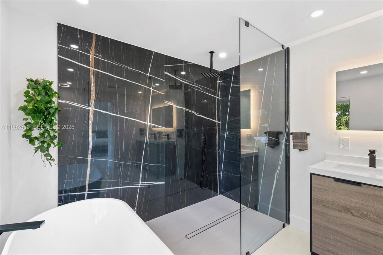 995 NE 107th St, Miami, FL 33161 Photo