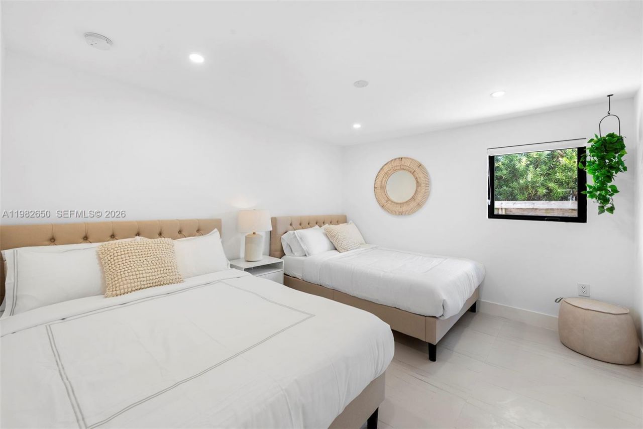 995 NE 107th St, Miami, FL 33161 Photo