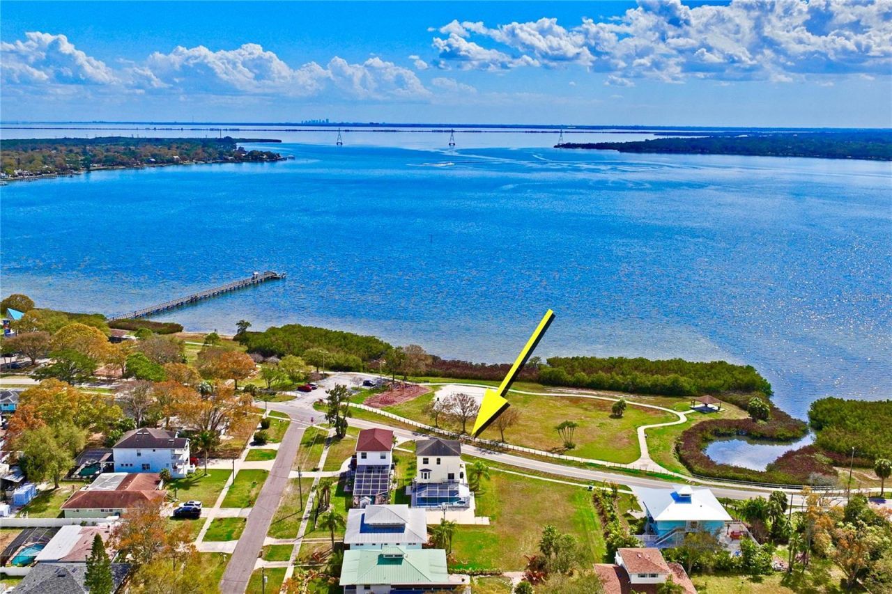 402 Shore Drive W, Oldsmar, FL 34677 Photo