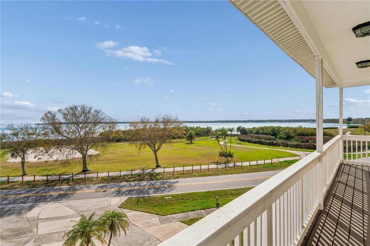 402 Shore Drive W, Oldsmar, FL 34677 Photo