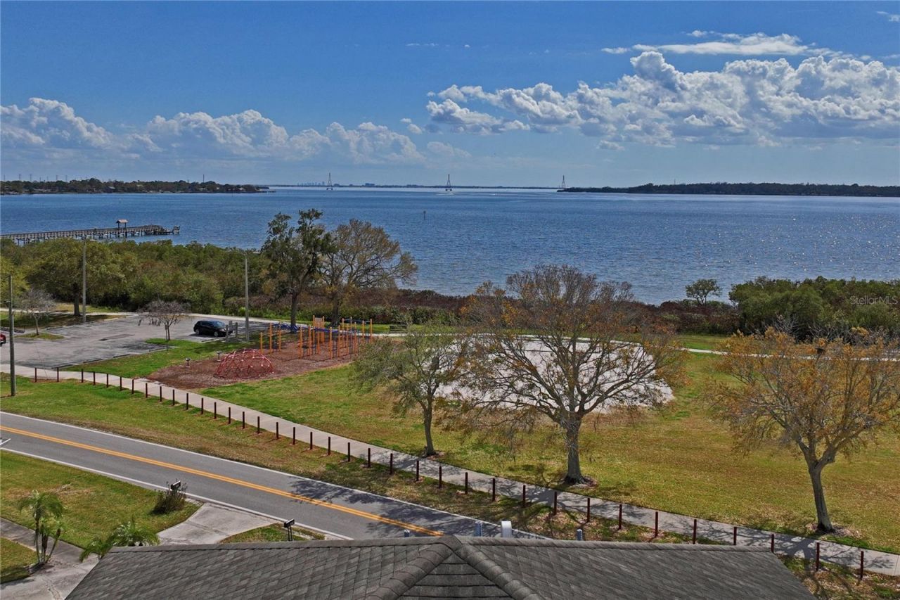 402 Shore Drive W, Oldsmar, FL 34677 Photo