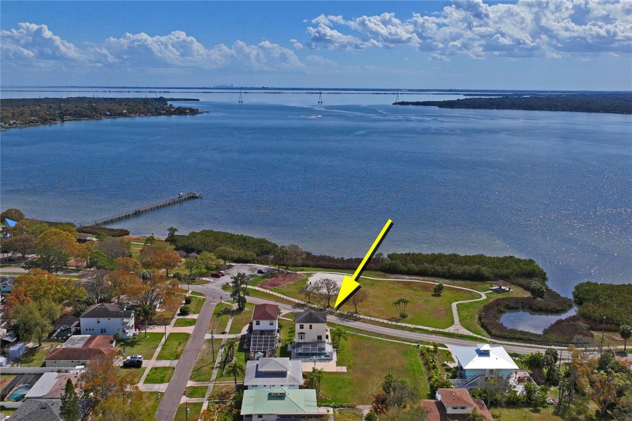 402 Shore Drive W, Oldsmar, FL 34677 Photo