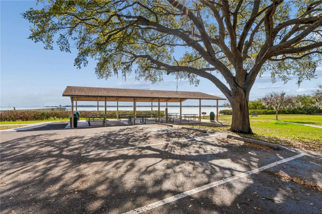 402 Shore Drive W, Oldsmar, FL 34677 Photo