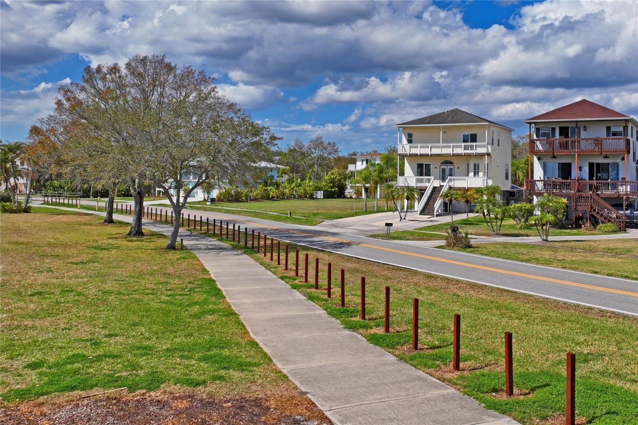 402 Shore Drive W, Oldsmar, FL 34677 Photo