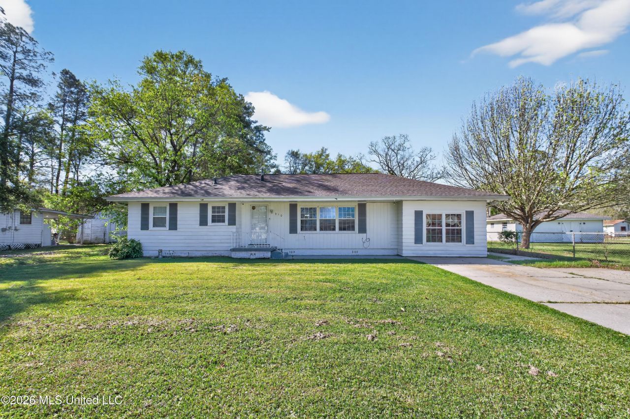 910 E Sycamore Road, Picayune, MS 39466 Main Photo