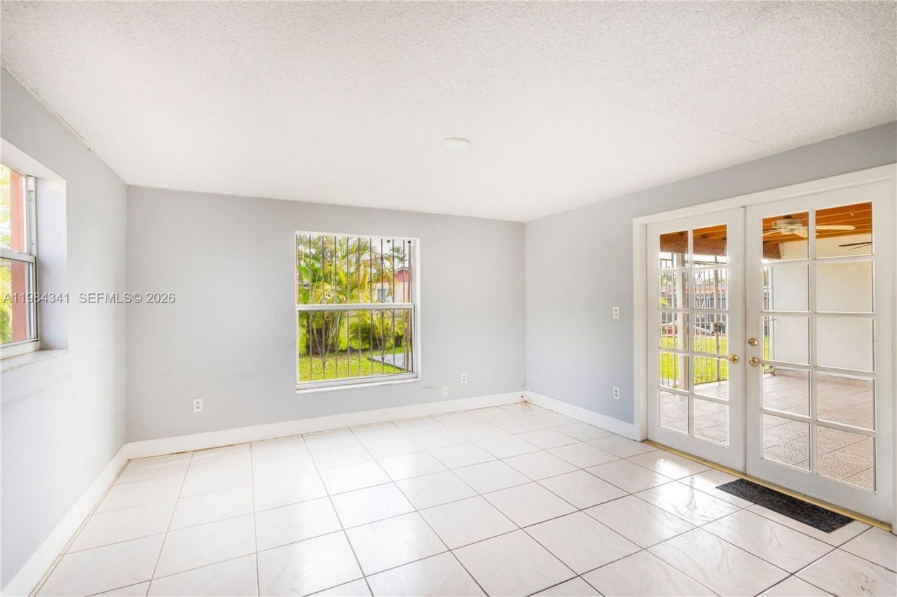 2791 Village Green Dr , Miami, FL 33175 Photo