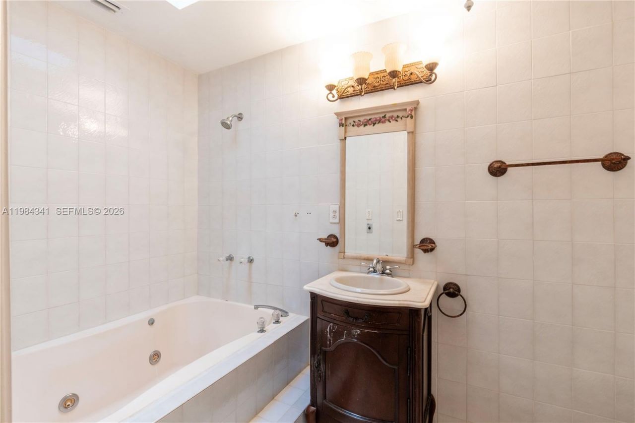 2791 Village Green Dr , Miami, FL 33175 Photo