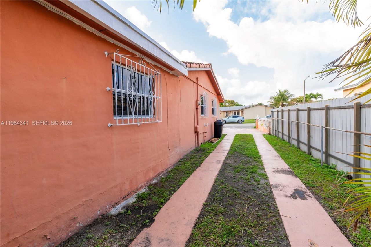 2791 Village Green Dr , Miami, FL 33175 Photo