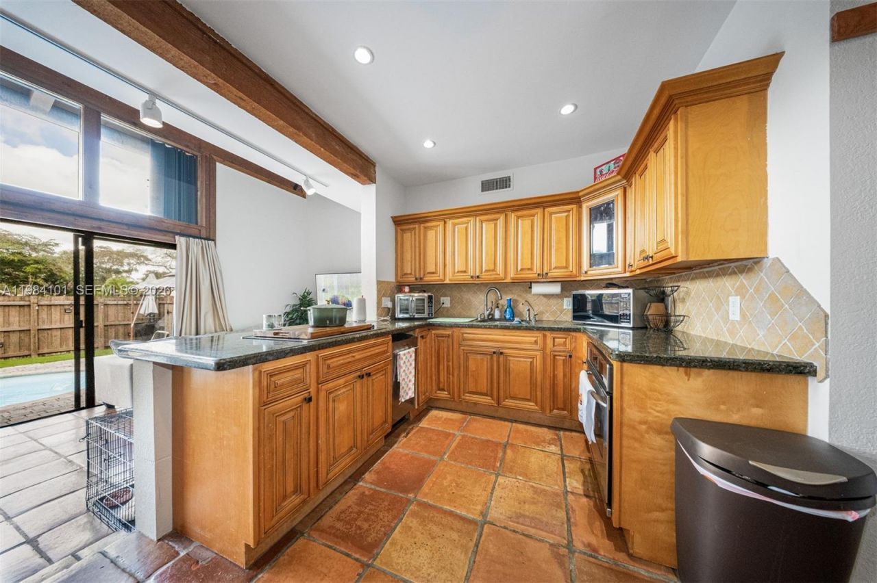 10141 Woodbury Ct , Pembroke Pines, FL 33026 Photo