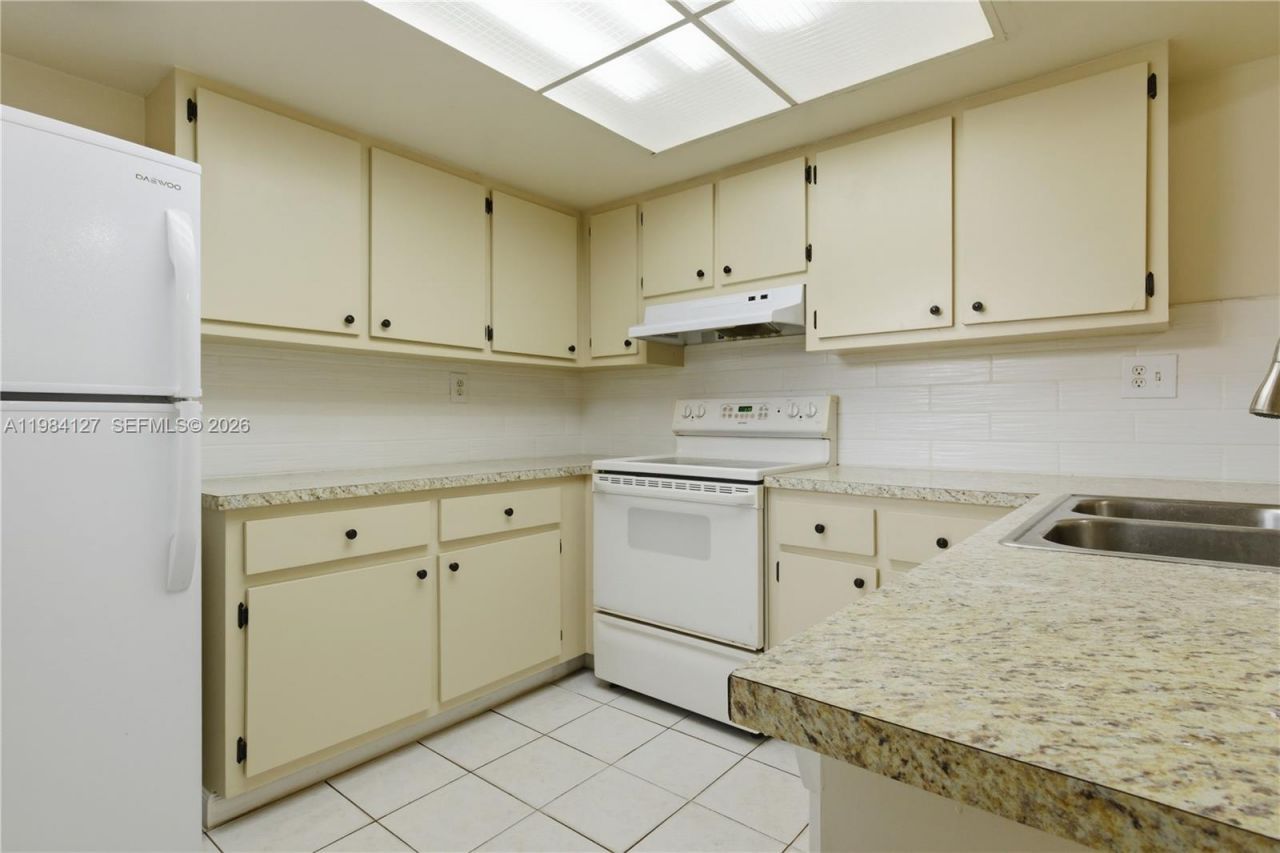 10885 NW 7th St, Unit 21-33, Miami, FL 33172 Photo