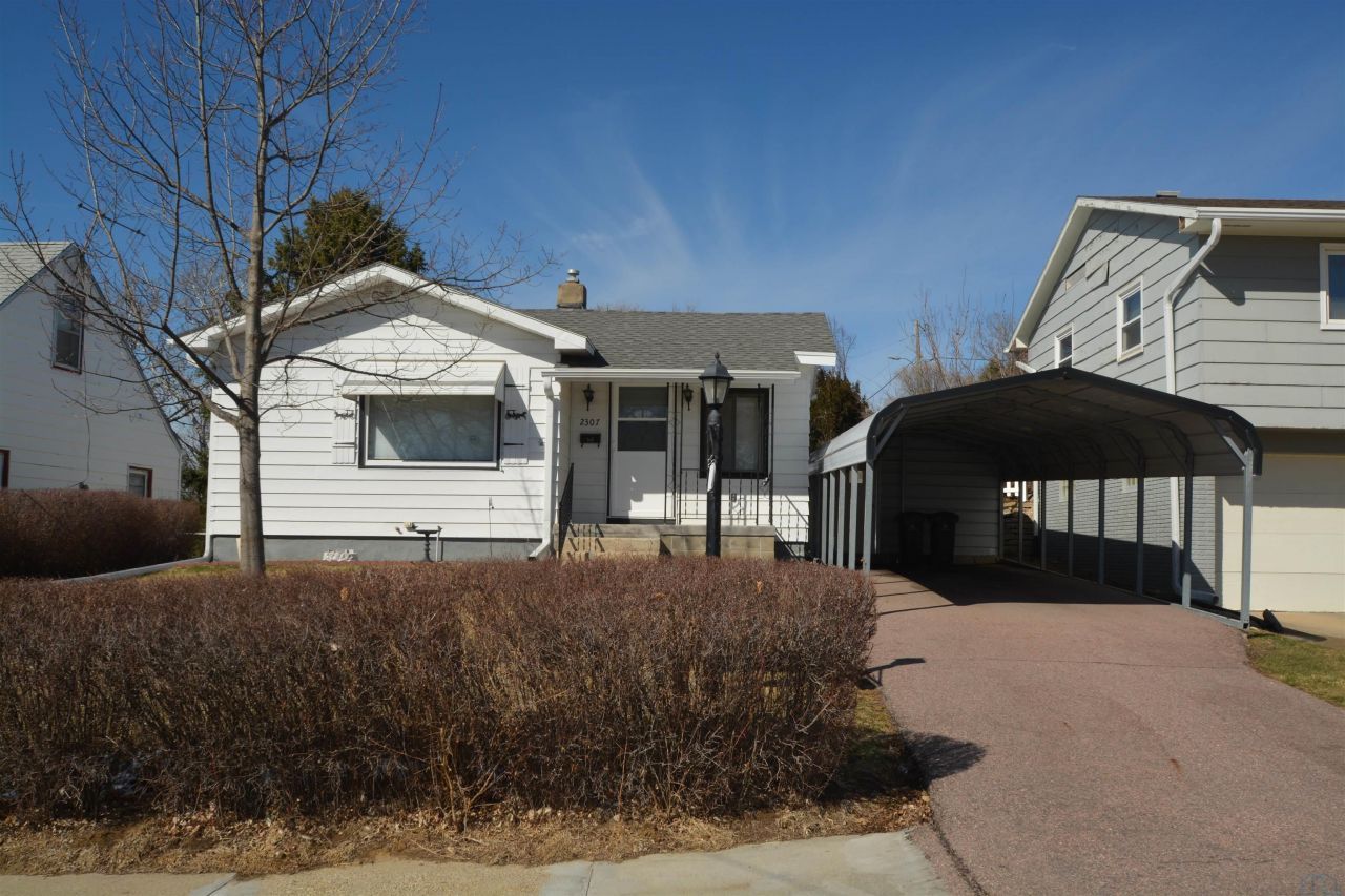 2307 W 14th St, Sioux City, IA 51103 Main Photo