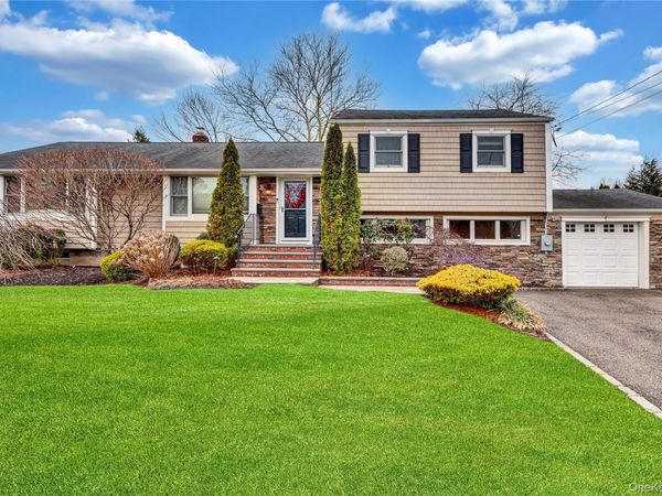 18 Frost Lane , Greenlawn, NY 11740