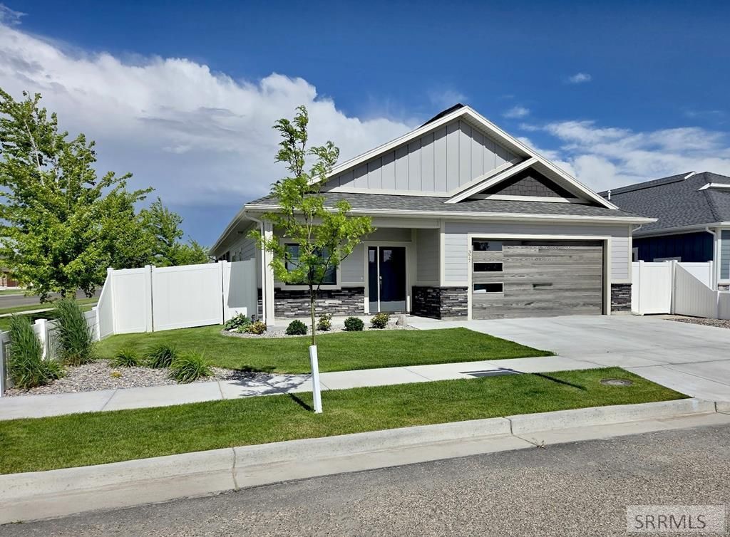 377 Glade Loop, Idaho Falls, ID 83404 Main Photo