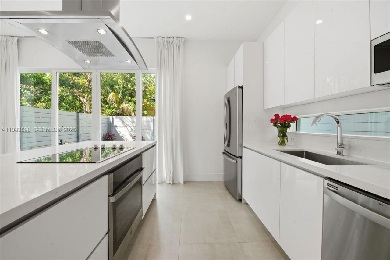 3525 Day Ave, Miami, FL 33133 Photo