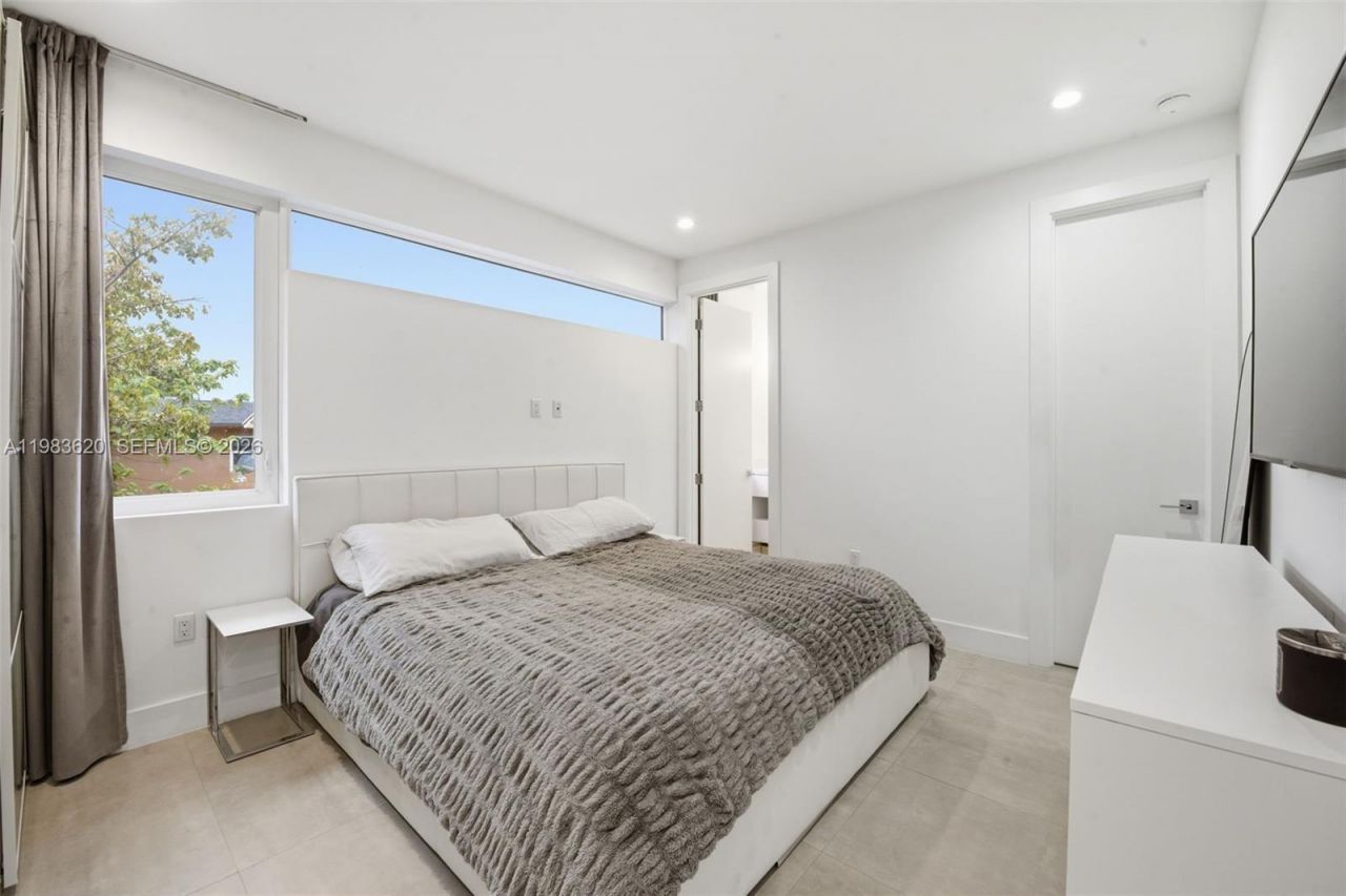 3525 Day Ave, Miami, FL 33133 Photo