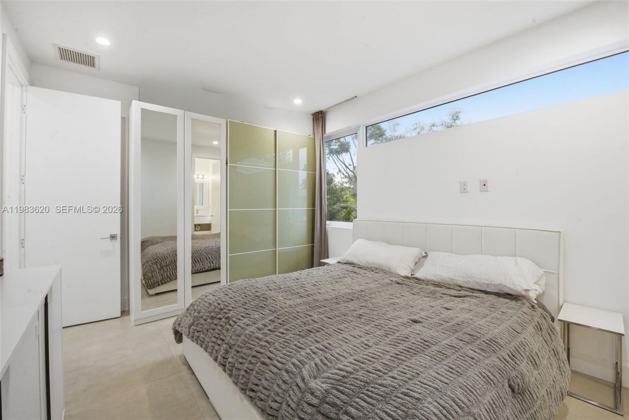 3525 Day Ave, Miami, FL 33133 Photo