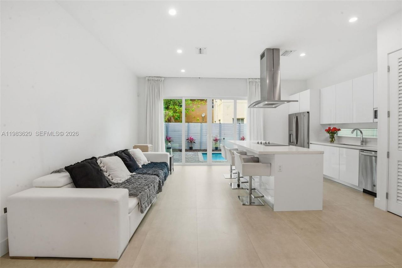 3525 Day Ave, Miami, FL 33133 Photo