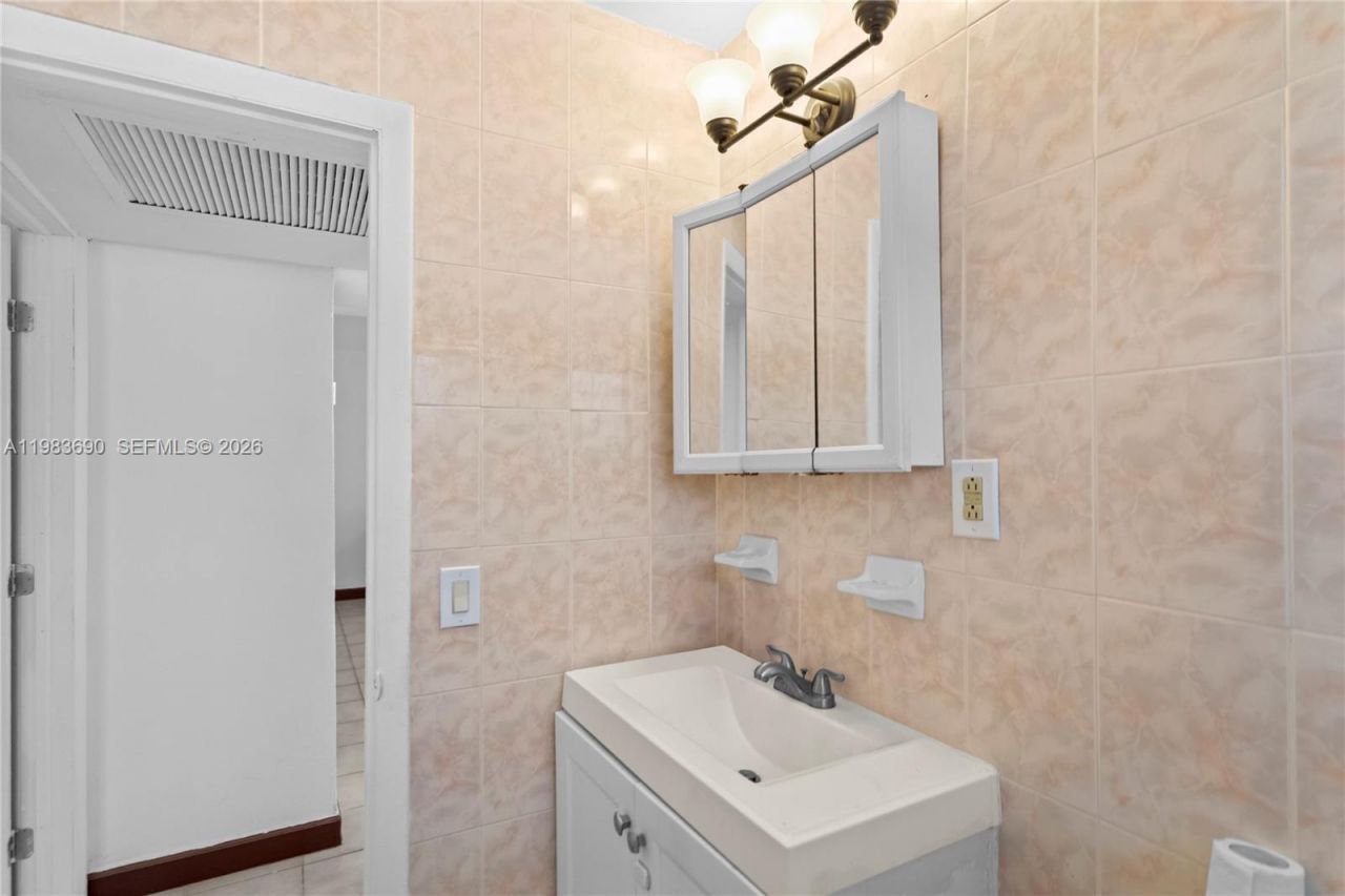 13655 NE 10th Aveue , Unit 304, North Miami, FL 33161 Photo