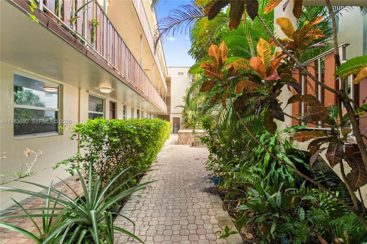 13655 NE 10th Aveue , Unit 304, North Miami, FL 33161 Photo