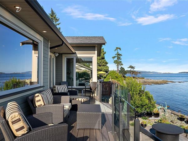 10206 Surfside Pl, Sidney, BC V8L 3R5