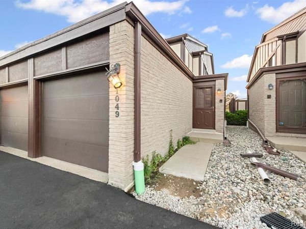 1049 Country Club Drive, St. Clair Shores, MI 48082