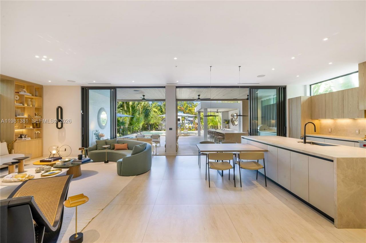 707 NE 77th St , Miami, FL 33138 Photo