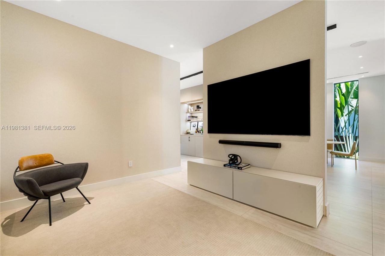 707 NE 77th St , Miami, FL 33138 Photo