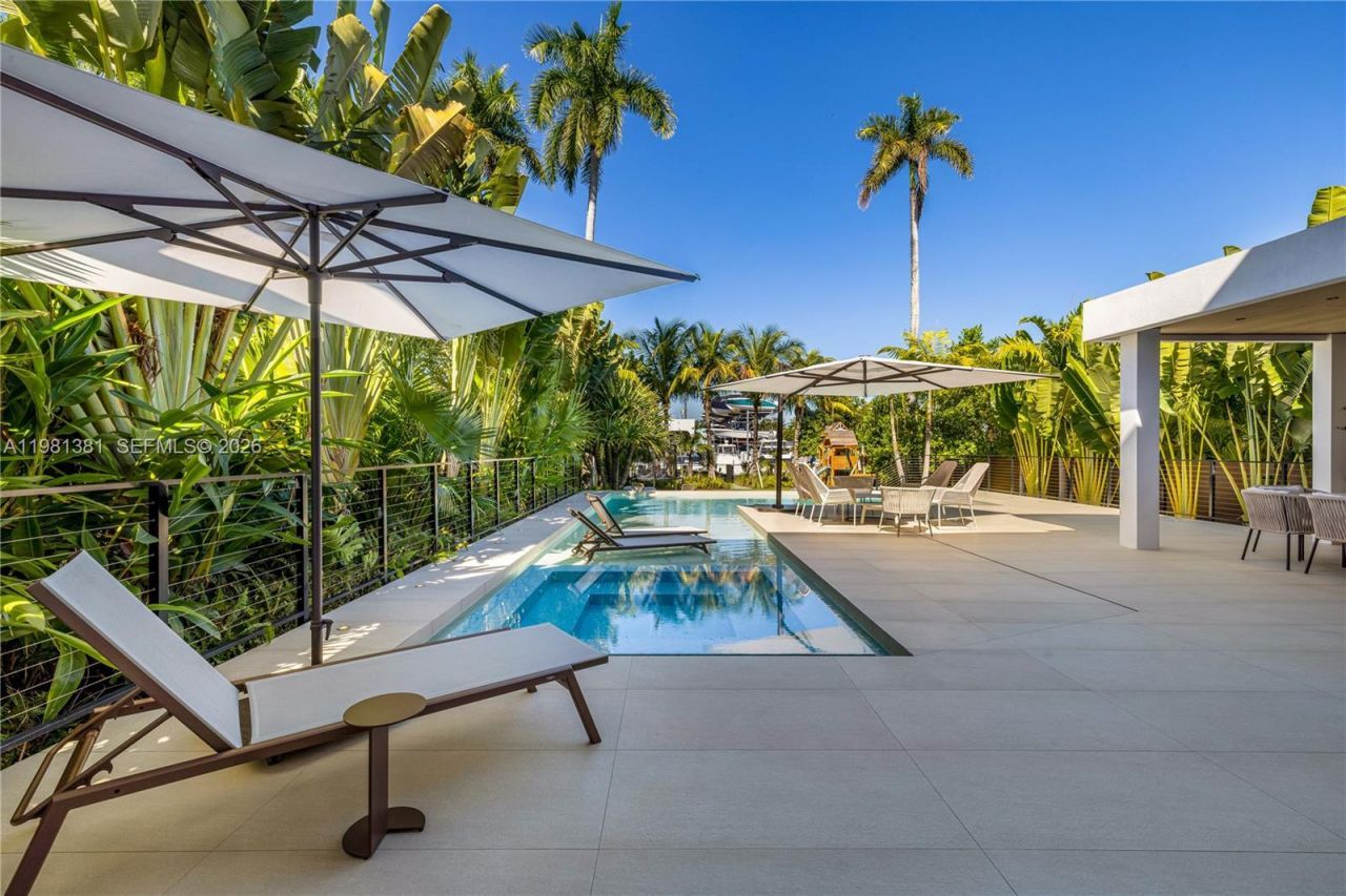 707 NE 77th St , Miami, FL 33138 Photo