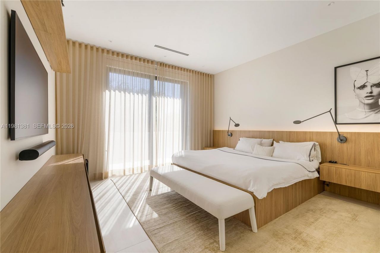 707 NE 77th St , Miami, FL 33138 Photo