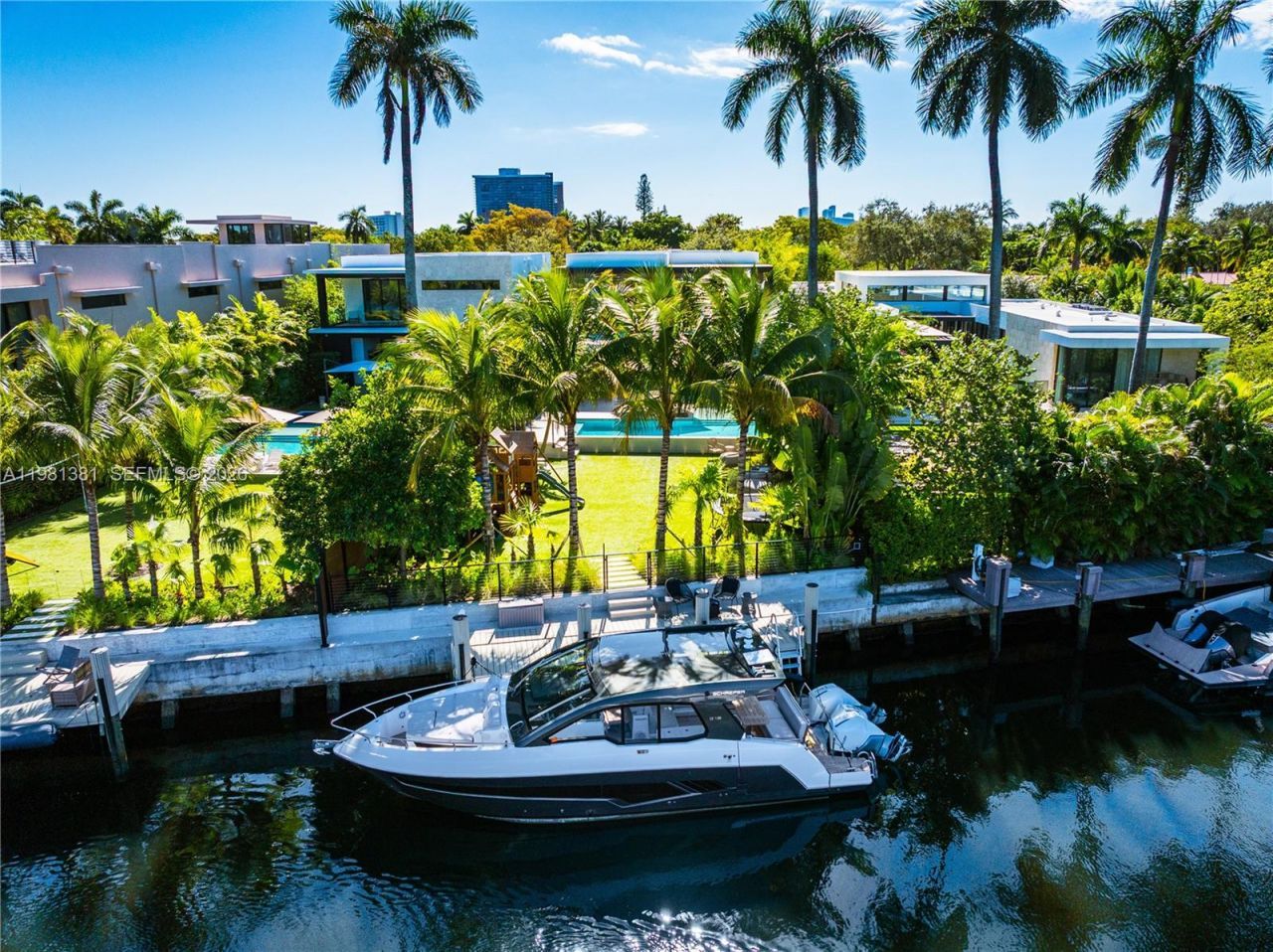 707 NE 77th St , Miami, FL 33138 Photo