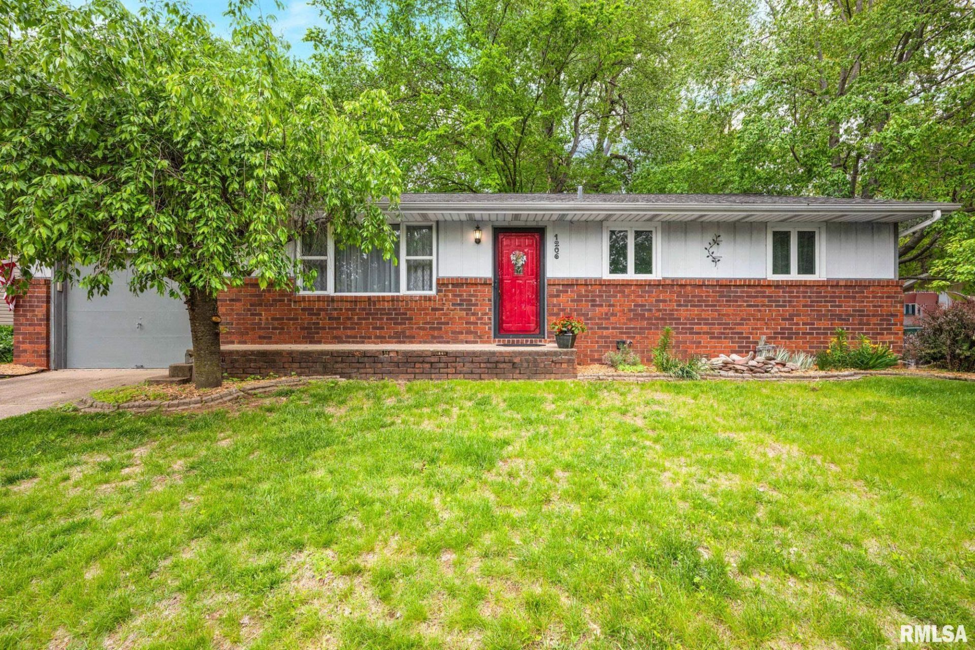 1206 Timber Lane, Pekin, IL 61554 Main Photo