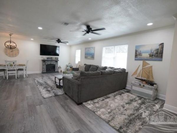 4420 Mundy Ln, Pace, FL 32571