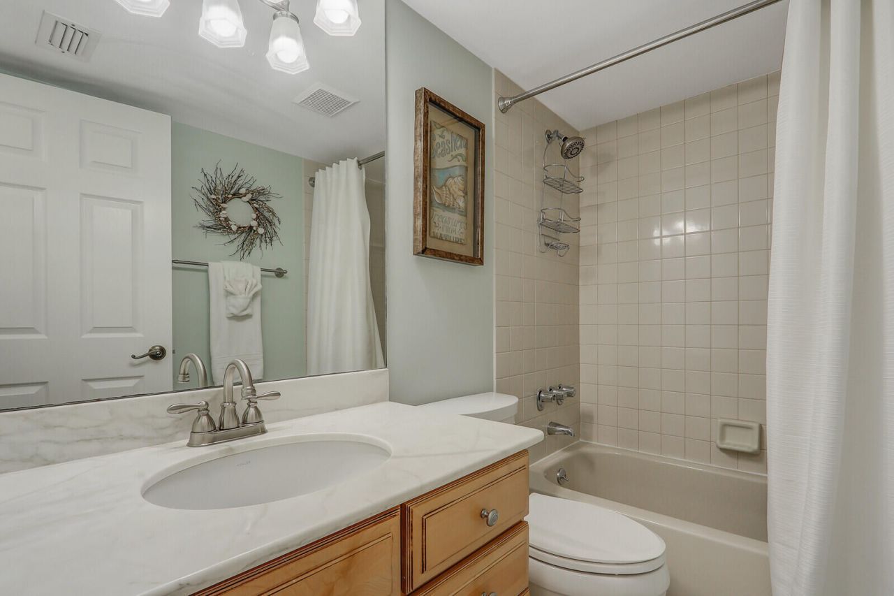 1055 Ocean Drive, Unit 403, Juno Beach, FL 33408 Photo