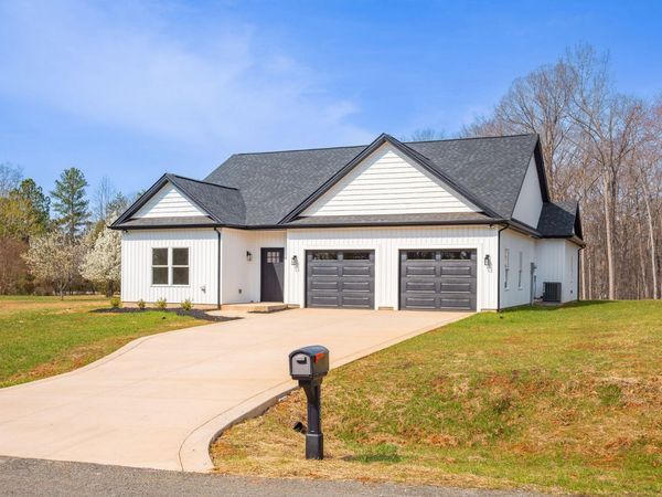 380 Parford LN, Moneta, VA 24121