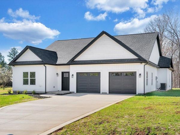 380 Parford LN, Moneta, VA 24121