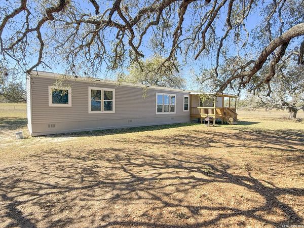 228 County Road 7711, Devine, TX 78016