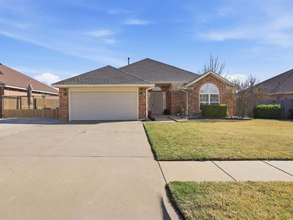 708 E Forest Court Lane, Mustang, OK 73064