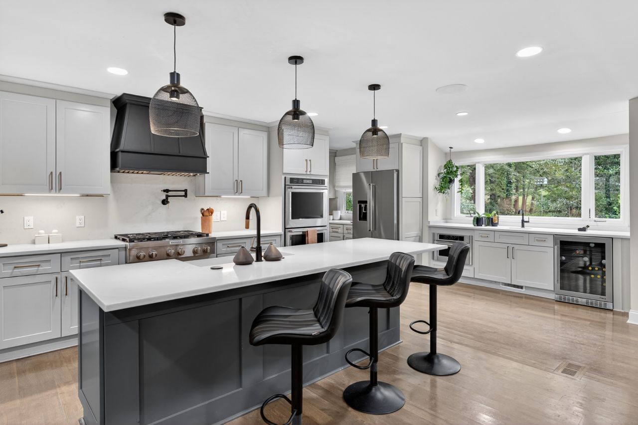 909 Lakemont Dr , Nashville, TN 37220 Main Photo