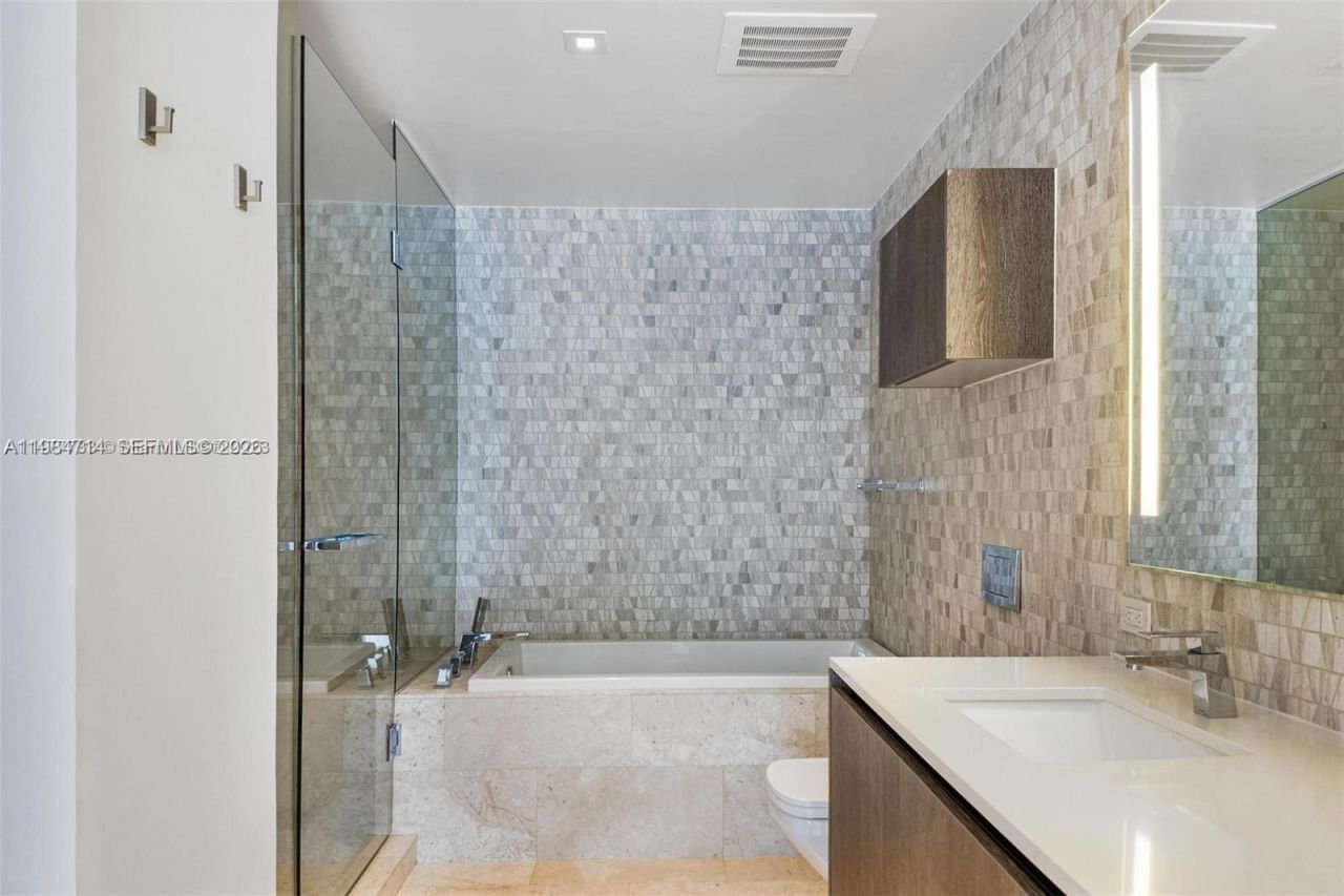 68 SE 6th St, Unit 806, Miami, FL 33131 Photo