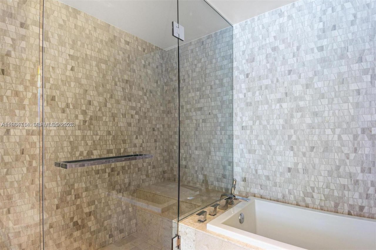 68 SE 6th St, Unit 806, Miami, FL 33131 Photo