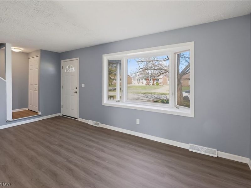 727 Fairwood Boulevard, Elyria, OH 44035 Photo 2