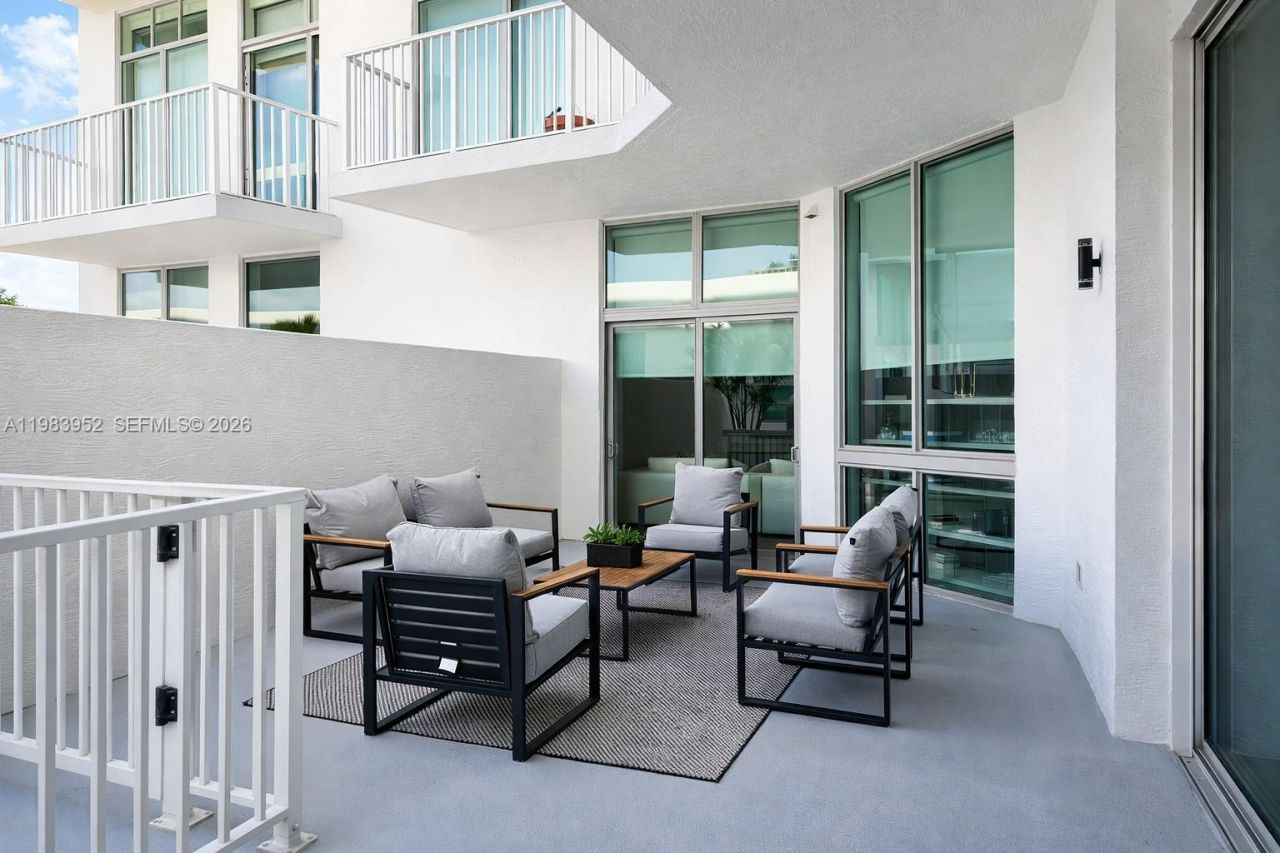 2100 Van Buren St , Unit 214, Hollywood, FL 33020 Photo