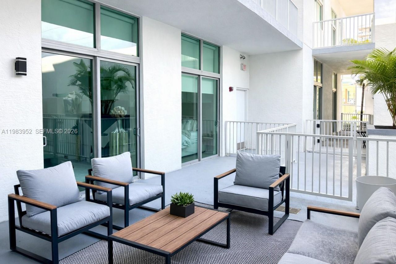 2100 Van Buren St , Unit 214, Hollywood, FL 33020 Photo