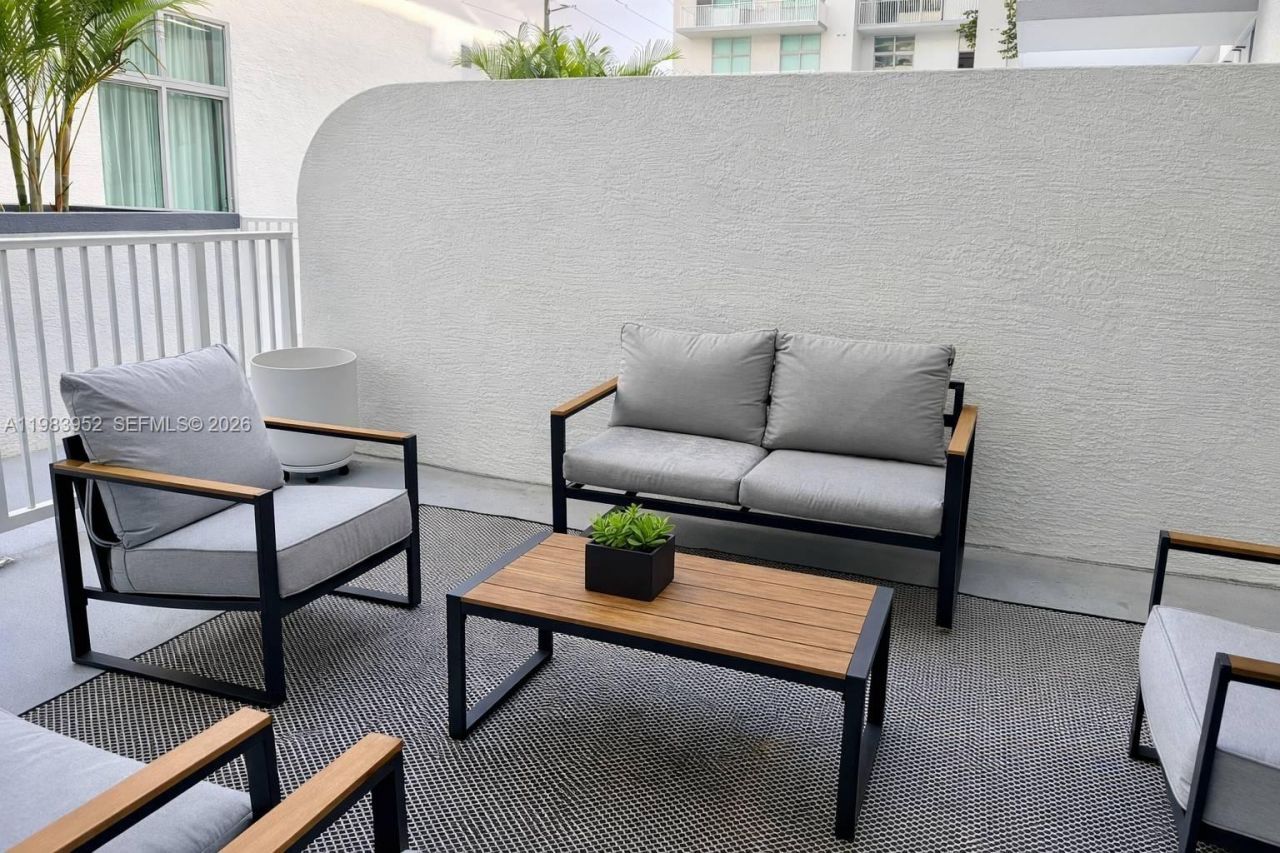 2100 Van Buren St , Unit 214, Hollywood, FL 33020 Photo